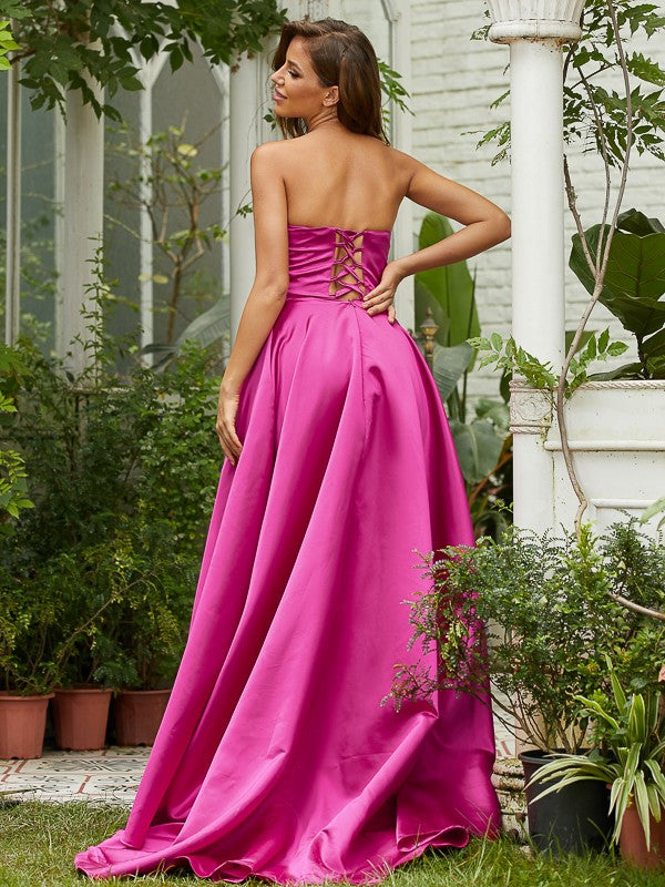 Vestidos con volantes, sin tirantes, sin mangas y con cola larga